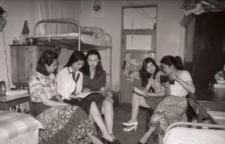 80年代中国老照片:5.夜晚几个女孩在一起聊天,讨论文学,听听收音机.