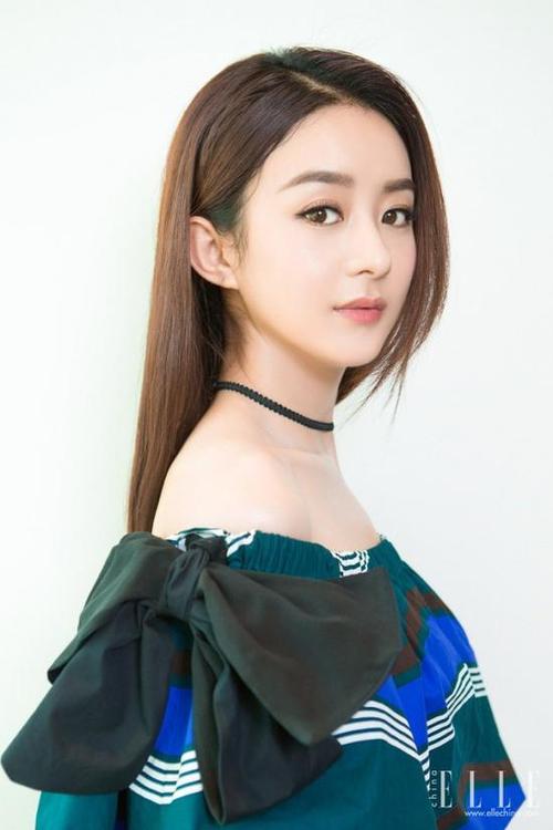 赵丽颖虽是圆脸,但鼻子却很挺拔,所以利用鼻影突出这个优势,侧边45