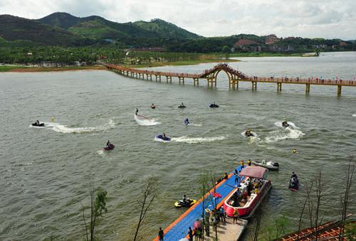 苍海湖上演水上摩托艇,水上飞人等园博会系列活动