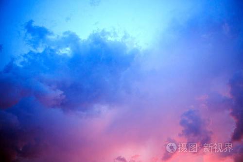 五颜六色的戏剧性天空与蓝云抽象背景