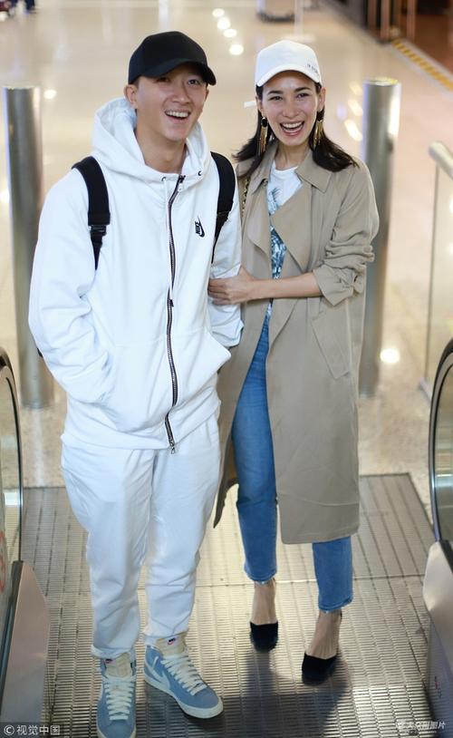 韩庚,卢靖姗机场高调撒狗粮 全程亲密热聊笑不拢