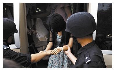 女毒贩方晓红记靠包养致富靠吸毒变穷为女儿走上贩毒路