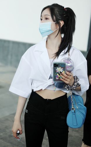 吴宣仪化身小腰精扎高马尾青春洋溢