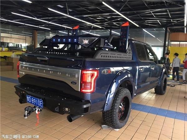 整车的外观改装除了前后杠,还有龙门架.