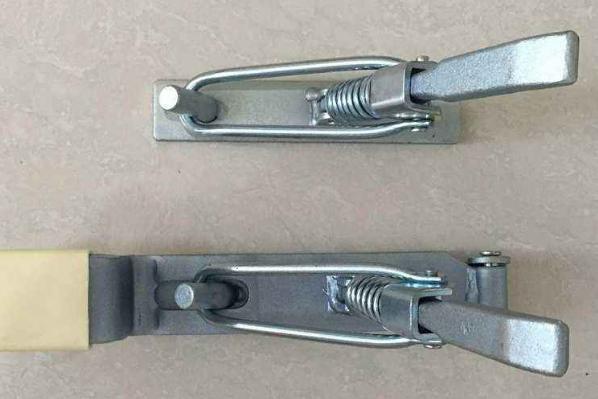 弹簧锁扣上的材质介绍弹簧锁扣的工作原理