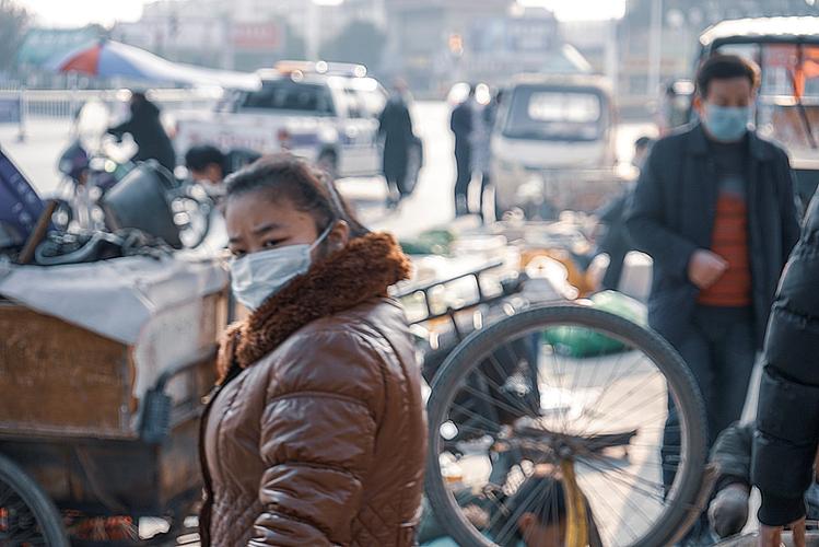 疫情街头与努力维护生活的人
