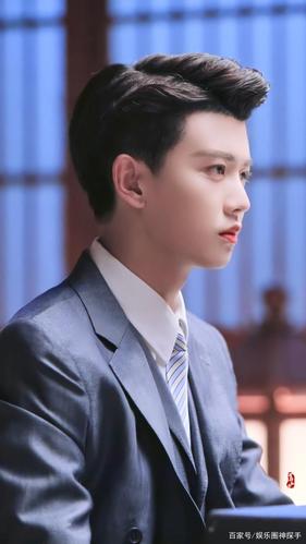 都说任嘉伦长相不算惊艳,那是你没见过他的侧面照!