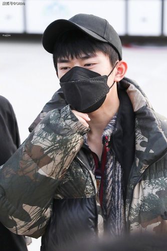 易烊千玺机场演绎羽绒服叠穿时尚,温暖时髦