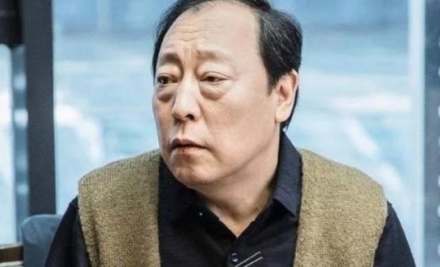 《裸婚之后》倪大红饰演了池翔父亲,可能这样的父亲角色更适合他,观众