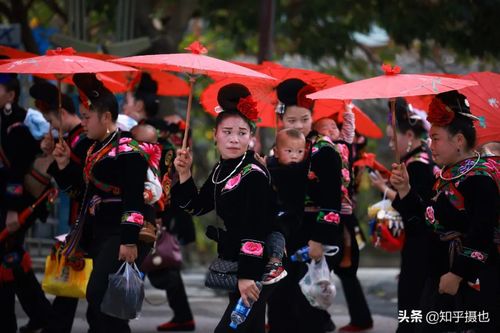 年11月19日,贵州省雷山县苗族村民身着节日的盛装巡游,庆祝苗族新年