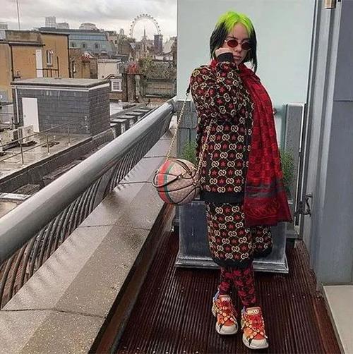 2020 年最流行的包袋款式竟然是 billie eilish 带火的球形包.