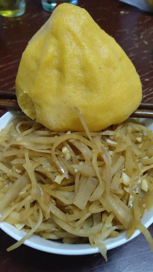 咸菜窝窝头,咸菜已用水泡了好长时间了!香油蒜末调和好了,吃起来.