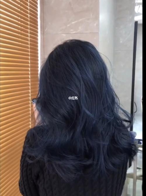 蓝黑色头发适合什么肤色的人?