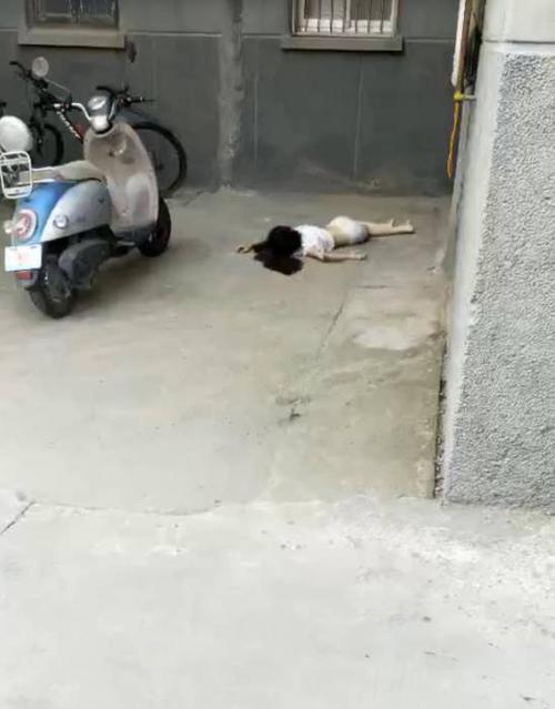 盐城通港新村一11岁小女孩从六楼坠下,当场身亡!