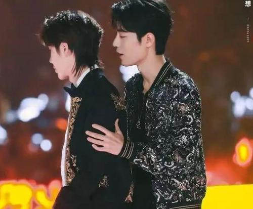 王一博肖战再同框,有谁注意到结束后他俩脚上的鞋子?