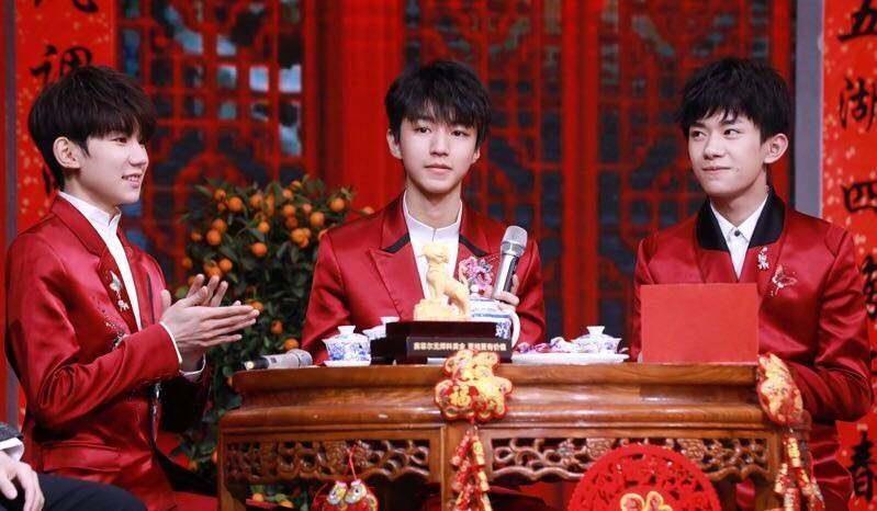 tfboys身着红色礼服亮相中央电视台《春晚倒计时》