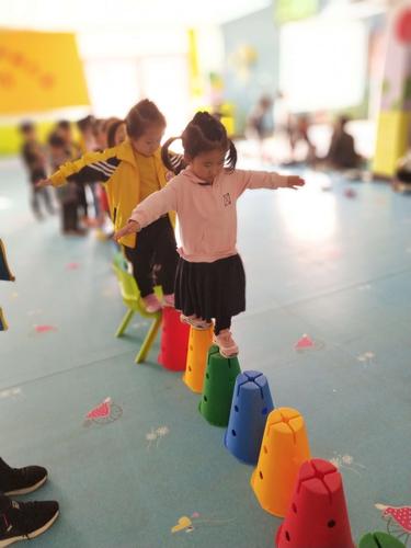 和张开双臂迎接孩子对孩子的肯定,孩子们自己保持平衡过独木桥!