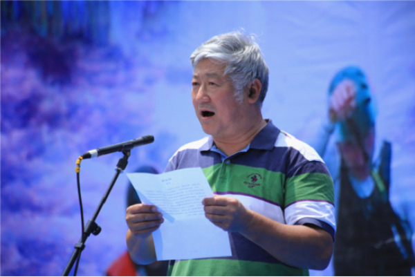 主持人马晓野现场采访农民工代表陈庆城,他表示非常感谢老虎谷提供