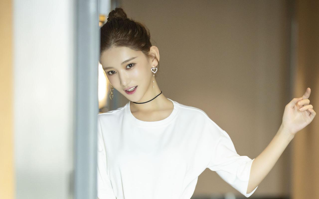 李沐宸清新甜美写真,一双笑眼别样甜美!