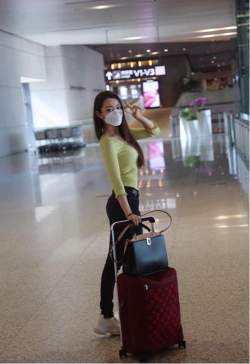 吉娜的弧度到底有多好,"二八分"比例太不真实,单手可握太羡慕