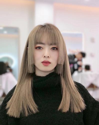 公主切发型十分个性时尚,如果把后面的长发扎起来,前边就会像一个阶梯