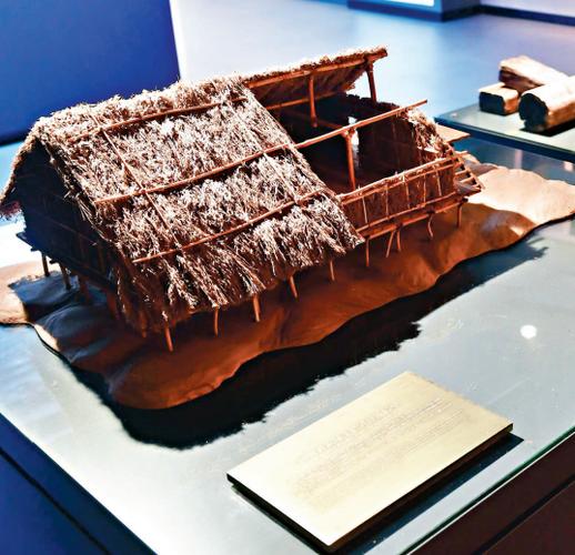 河姆渡遗址干栏式建筑模型.五台山佛光寺东大殿梁架结构的模型.