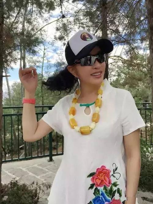刘晓庆到底收藏了多少翡翠南红蜜蜡珠宝玉石