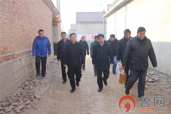临邑县人民法院党组书记,院长邱新华到临南镇边家村走访慰问困难群众