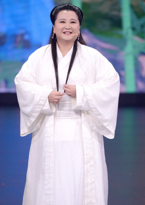 难怪贾玲一直留短发,当看到她18岁长发照,男人谁不想追呀?