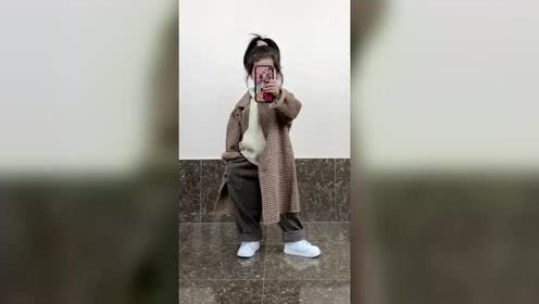 萌娃,三岁拥有对镜自拍技能,原谅老阿姨没见过大场面!
