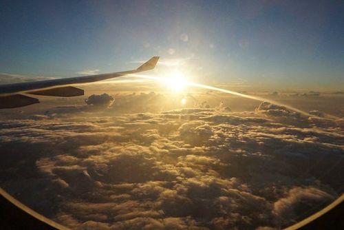 在飞机上,我们看到了日出与朝霞,很美.