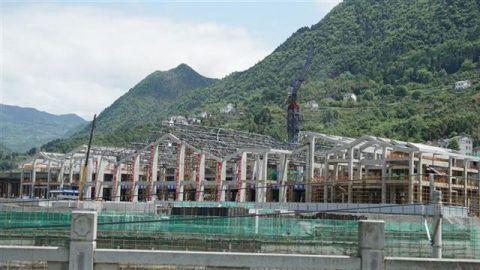 郑万高铁巴东北站顺利封顶