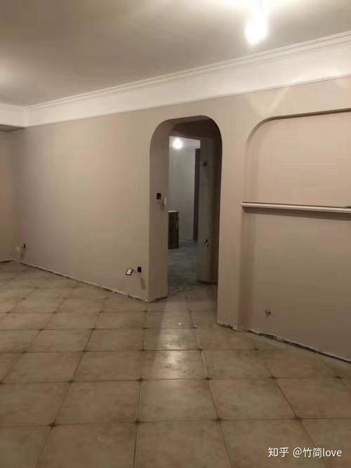 线条就可以做出很好的效果,墙面距顶面30公分左右位置贴一圈平板石膏