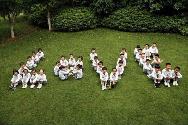 幼儿园毕业照创意摆拍,小朋友完胜大学生,解锁集体照正确姿势