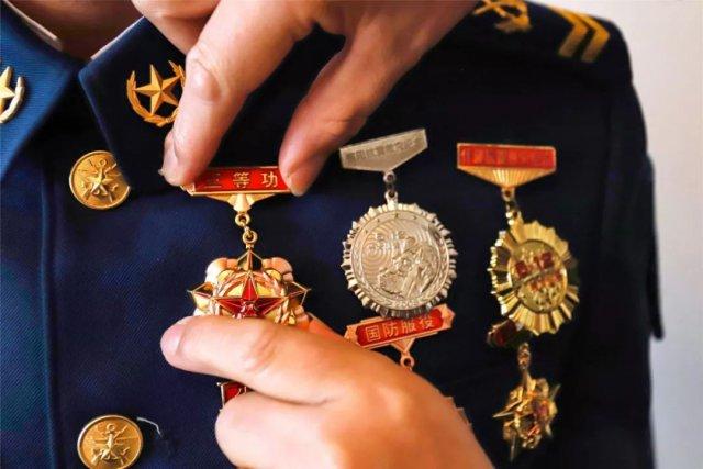 余地,协同当地政府部门和新闻媒体为全体立功官兵送去喜报和立功奖章