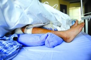 腿部骨折的工人杨小华在医院接受治疗.本报记者 尹亚飞 摄