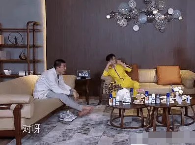 王彦霖节目公然"脱鞋",脚放的位置成亮点,意外暴露真实人品