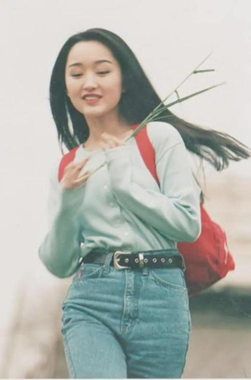 杨钰莹90年代的罕见照这种未经雕琢的天然美00后很难见到吧