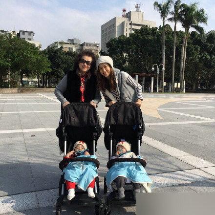 范玮琪与妈妈带双胞胎散步 飞翔兄弟超惬意