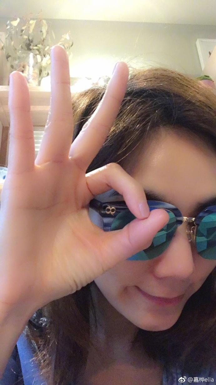 ella比出ok手势心情超好