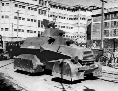 上海警察局机动车大队的装甲车.