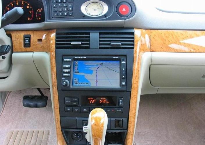 蓝鸟中控台正面