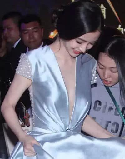 杨颖出席活动时穿深v真空装,网友:俯身这一刻没白来