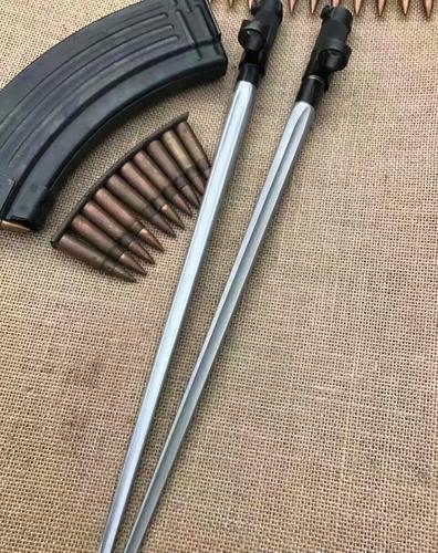 它不仅代表了共和国军事制刀的辉煌,也承载了那厚重的