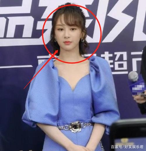 杨紫出席活动被拍,无美颜镜头下又白又瘦,生图却暴露真实腿围