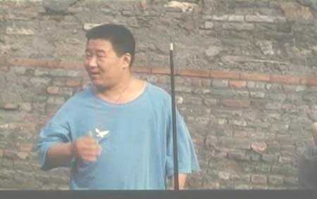 姚二嘎由陈佩斯带进影视圈,自1995年开始吸毒后陈佩斯多次劝其戒毒,但