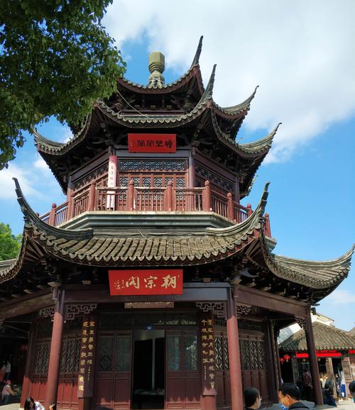朝宗阁 朝宗阁是寻根者的朝宗场所,门前刻有99个各种书体的"根"字