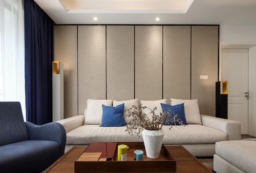 黑色亮面不锈钢卡条恰如其分的强调了沙发背景墙的线条感.