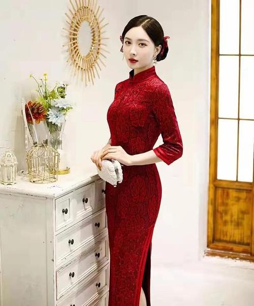 红色丝绒旗袍裙,让她优雅而又明媚,秀丽而又娇柔有成熟女人韵味