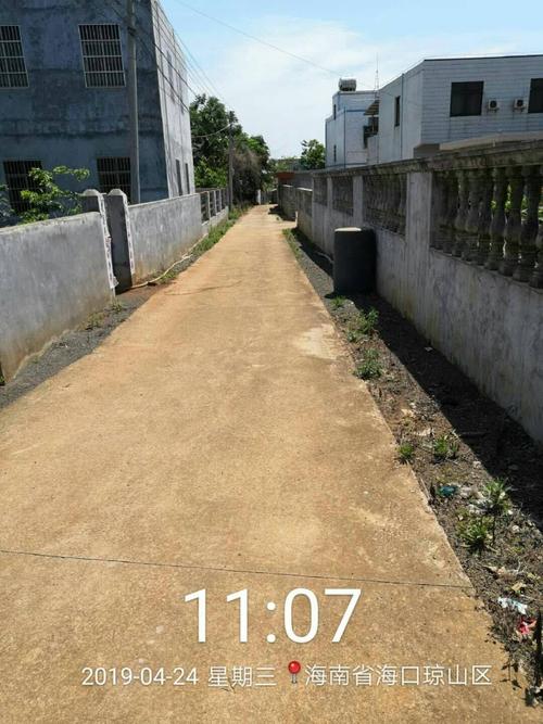 2.1,云龙镇云蛟村委会多加村村道一侧有纸屑,烟盒及塑料垃圾.11:08